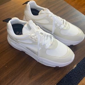 Only worn once, just found a pair i liked better! Very comfy shoe